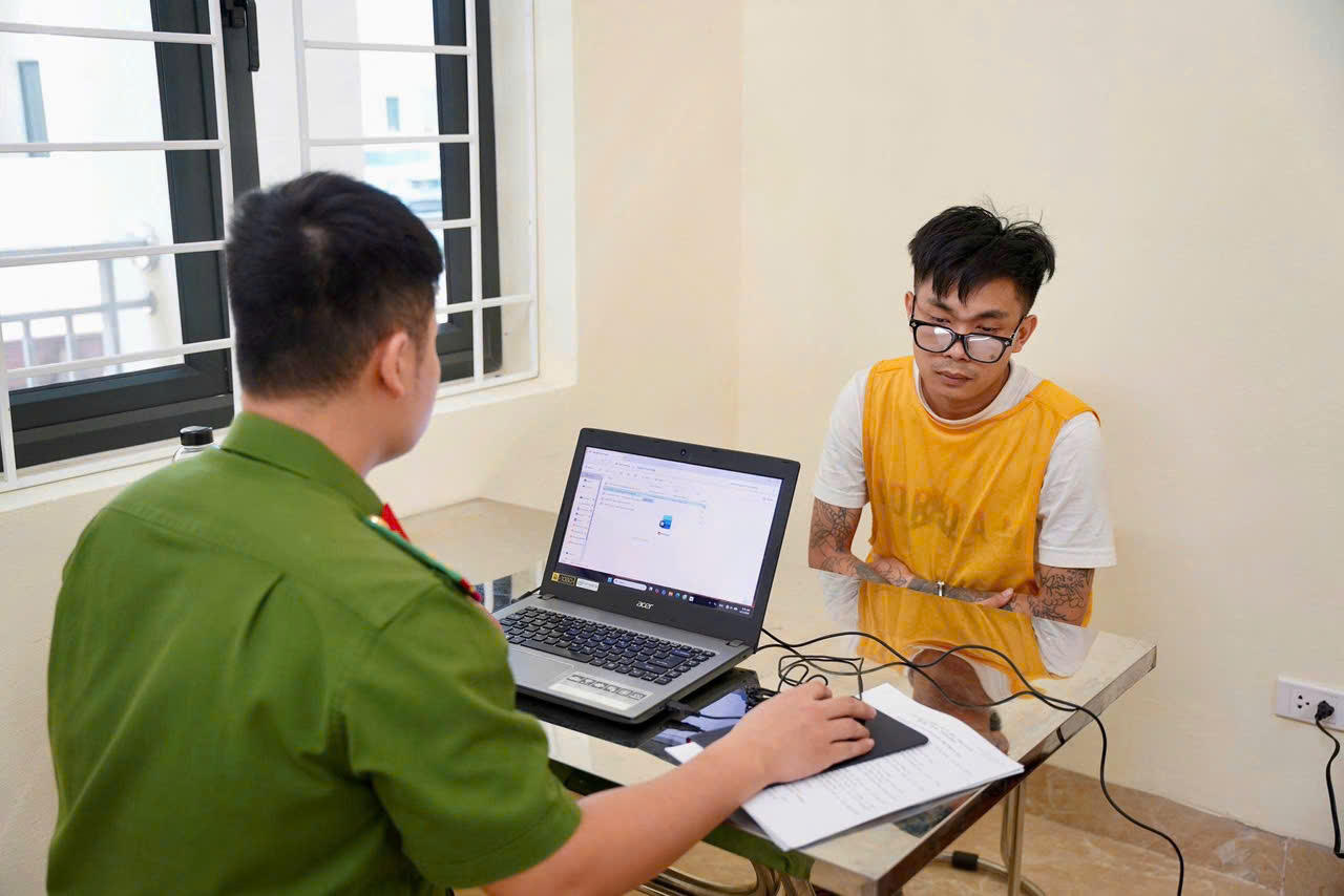 Đối tượng trong đường d&acirc;y tại cơ quan C&ocirc;ng an (Ảnh: CA).