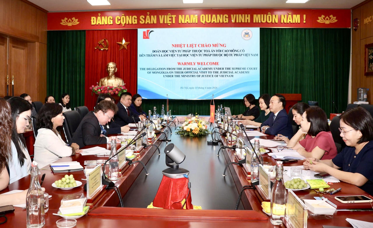 Quang cảnh buổi l&agrave;m việc.