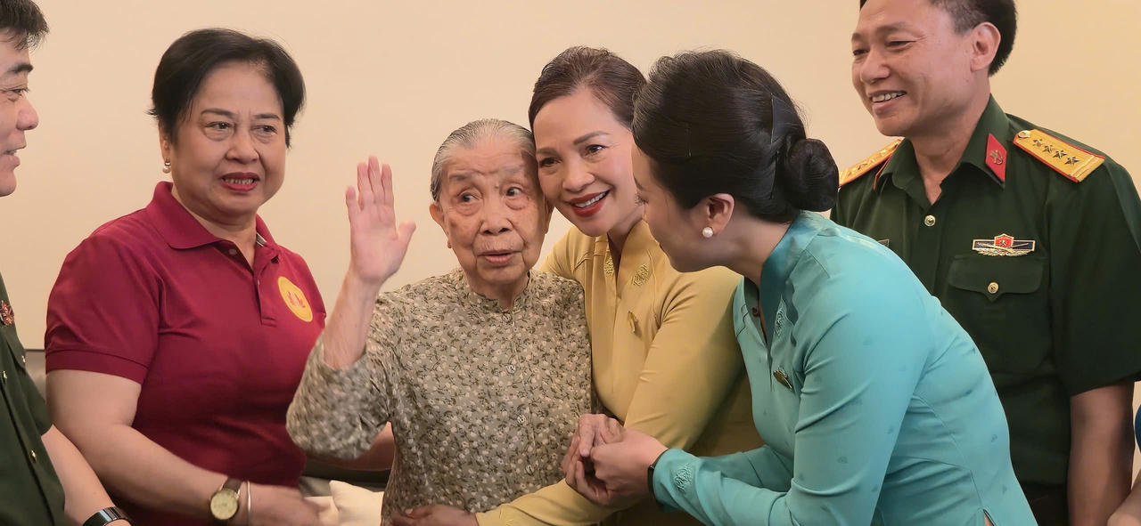 Nghĩa t&igrave;nh trong những ng&agrave;y th&aacute;ng Tư lịch sử