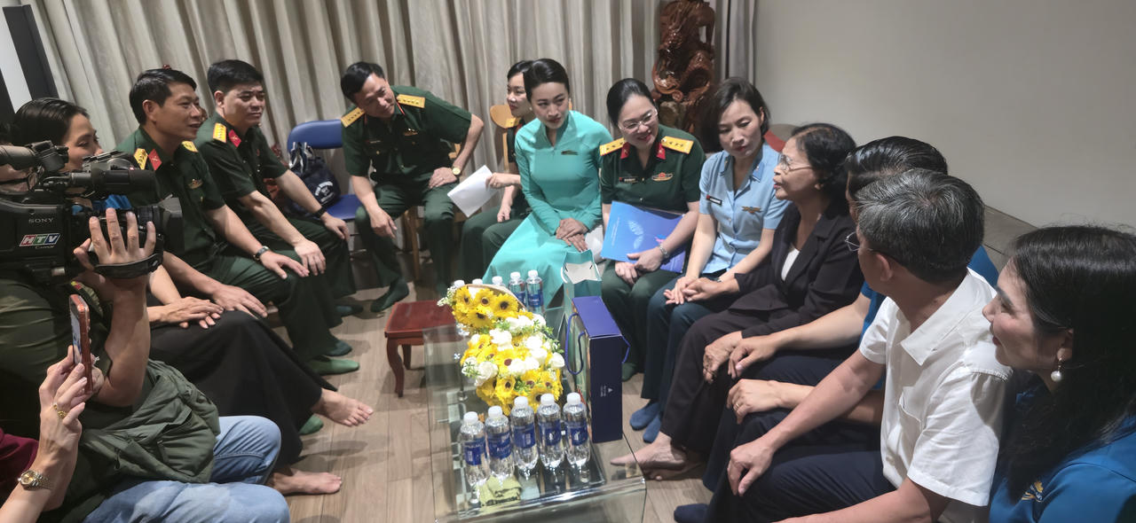 Nghĩa t&igrave;nh trong những ng&agrave;y th&aacute;ng Tư lịch sử