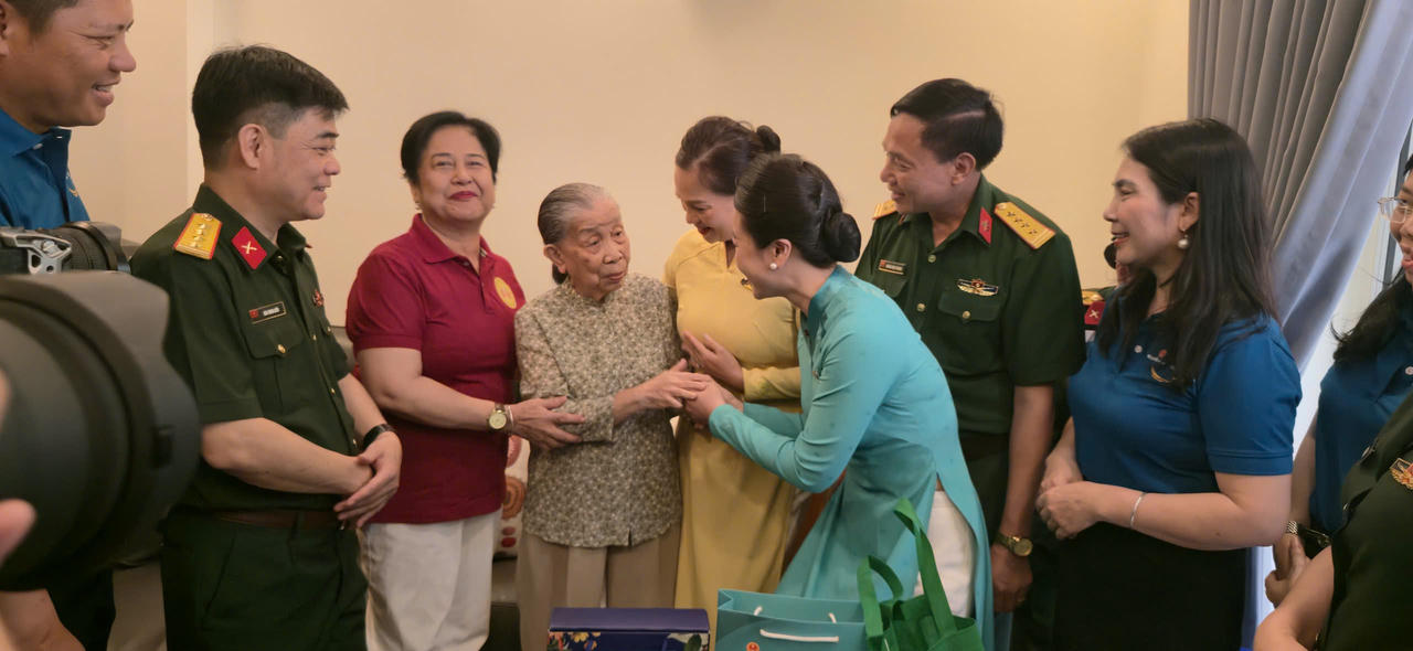 Nghĩa t&igrave;nh trong những ng&agrave;y th&aacute;ng Tư lịch sử