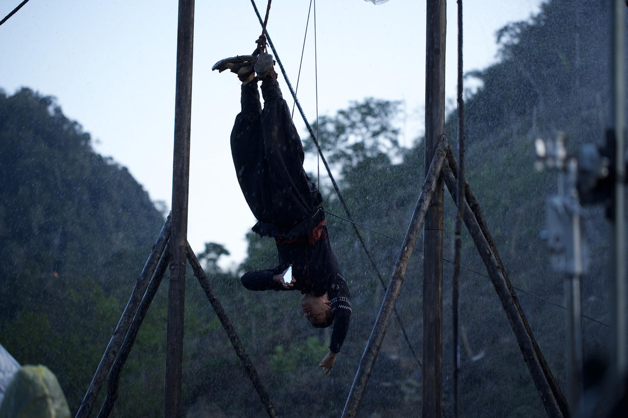 Ph&acirc;n cảnh treo lộn ngược của nam diễn vi&ecirc;n trong phim. Ảnh: NSX