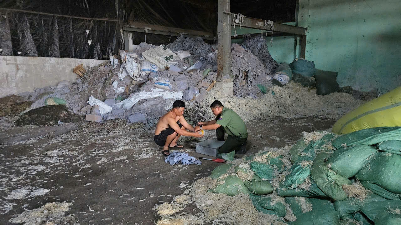 C&ocirc;ng an kiểm tra một địa điểm trong đường d&acirc;y đổ 'trộm' r&aacute;c thải do Trang cầm đầu (Ảnh: C&ocirc;ng an cung cấp).