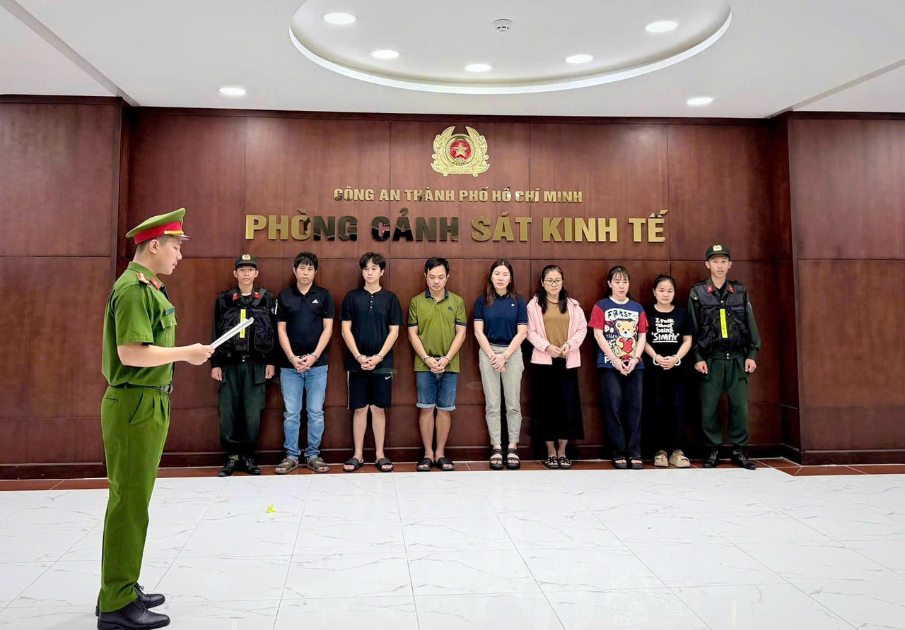 C&aacute;c bị can từ tr&aacute;i qua: Tăng Tư Thế, Ph&ugrave;ng Quốc Anh, Nguyễn Văn Hiệp, L&ecirc; Thị Thuỳ Trang, Nguyễn Thanh Phỉ, Vũ Thị Thuận, Nguyễn Thị Tuyết Nhung (Ảnh: C&ocirc;ng an cung cấp).