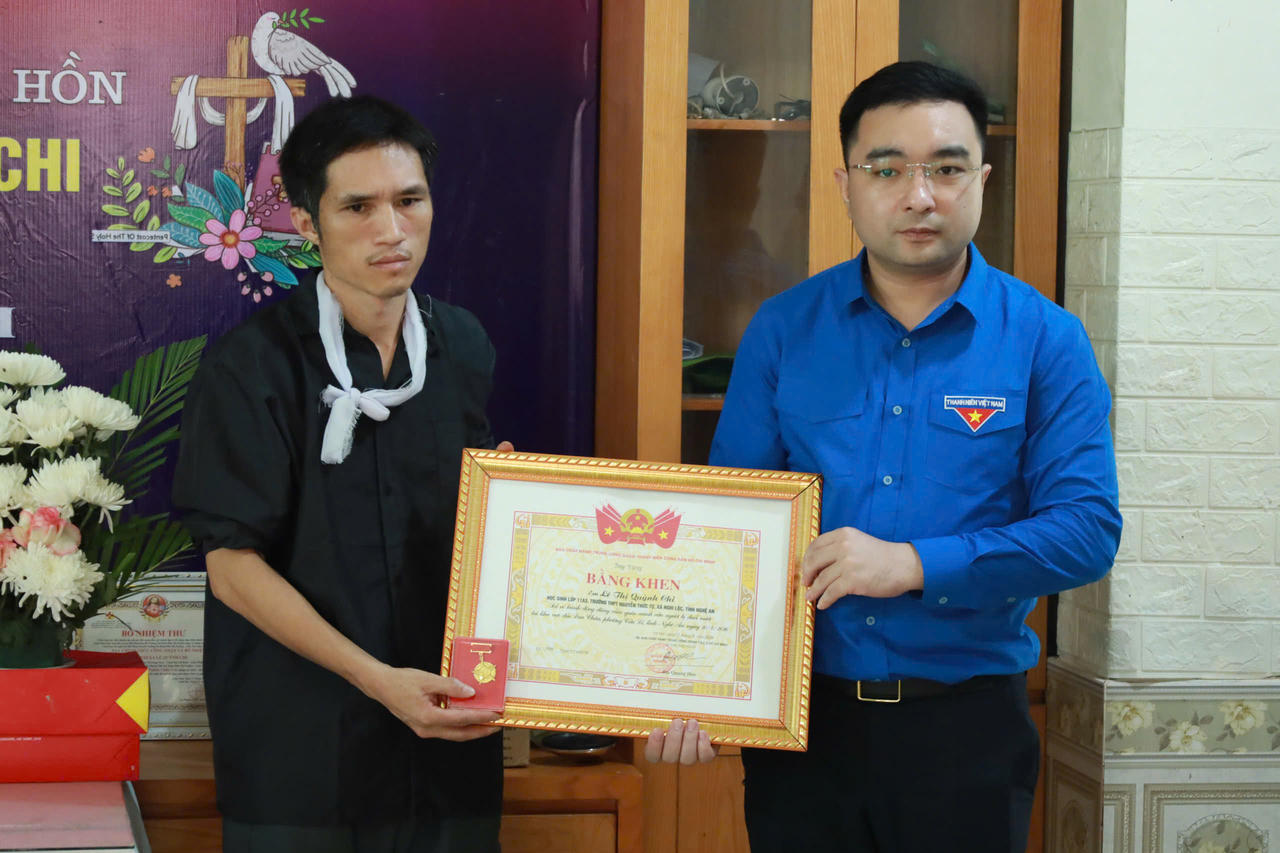 Gia đ&igrave;nh em L&ecirc; Thị Quỳnh Chi đ&oacute;n nhận Bằng khen v&agrave; Huy hiệu Tuổi trẻ dũng cảm do Trung ương Đo&agrave;n TNCS truy tặng