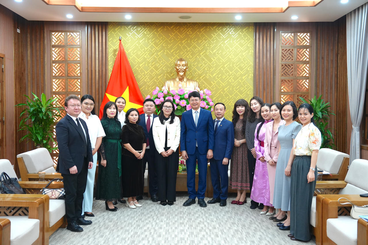 C&aacute;c đại biểu chụp ảnh lưu niệm.