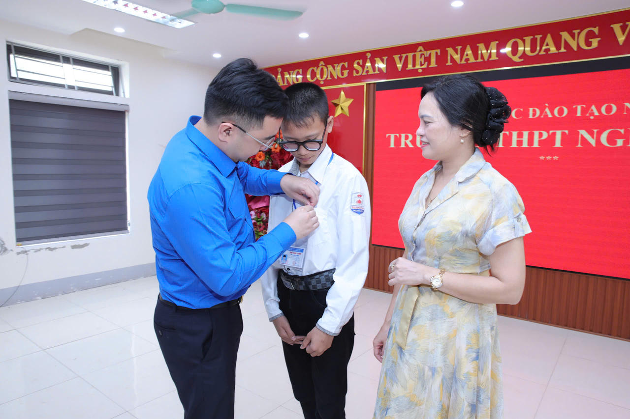 Trao v&agrave; truy tặng Huy hiệu &ldquo;Tuổi trẻ dũng cảm&rdquo; cho hai bạn trẻ cứu người giữa s&oacute;ng dữ