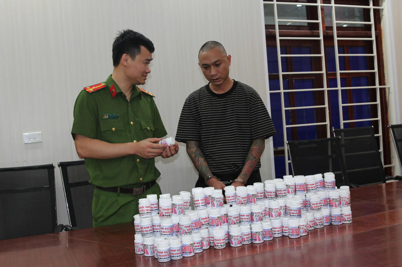 Gần 200 lọ thuốc c&oacute; chứa th&agrave;nh phần thuốc t&acirc;n dược -&nbsp;thuộc danh mục chất cấm sử dụng trong sản xuất, kinh doanh thực phẩm bảo vệ sức khỏe