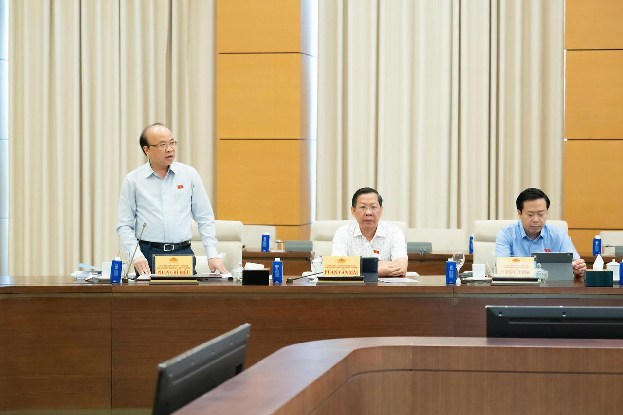 Chủ nhiệm Ủy ban Ph&aacute;p luật v&agrave; Tư ph&aacute;p Phan Ch&iacute; Hiếu ph&aacute;t biểu tại phi&ecirc;n họp.