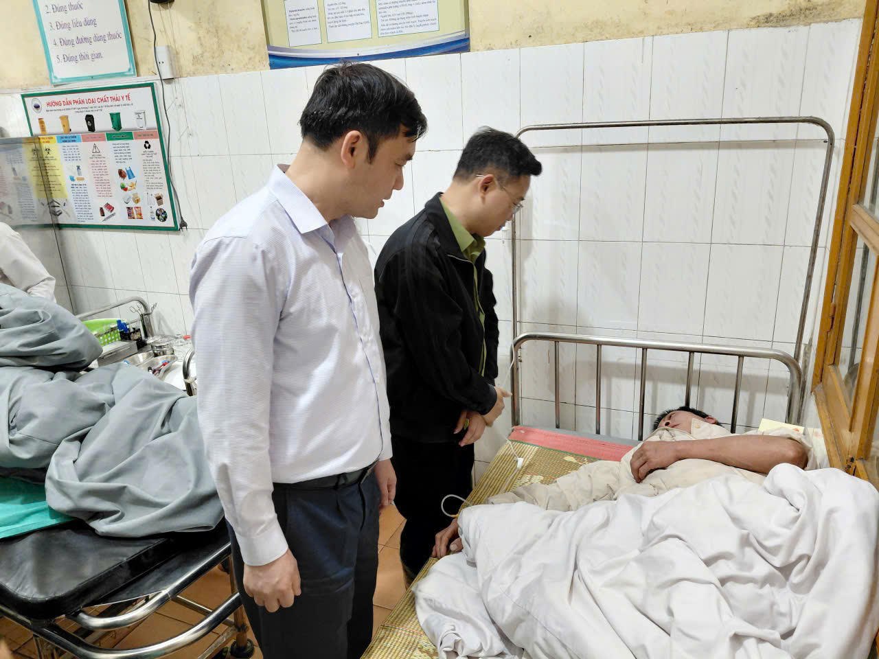 Mưa đ&aacute; trong đ&ecirc;m g&acirc;y sập nh&agrave; s&agrave;n, 4 người bị thương ở Bắc H&agrave; (L&agrave;o Cai)