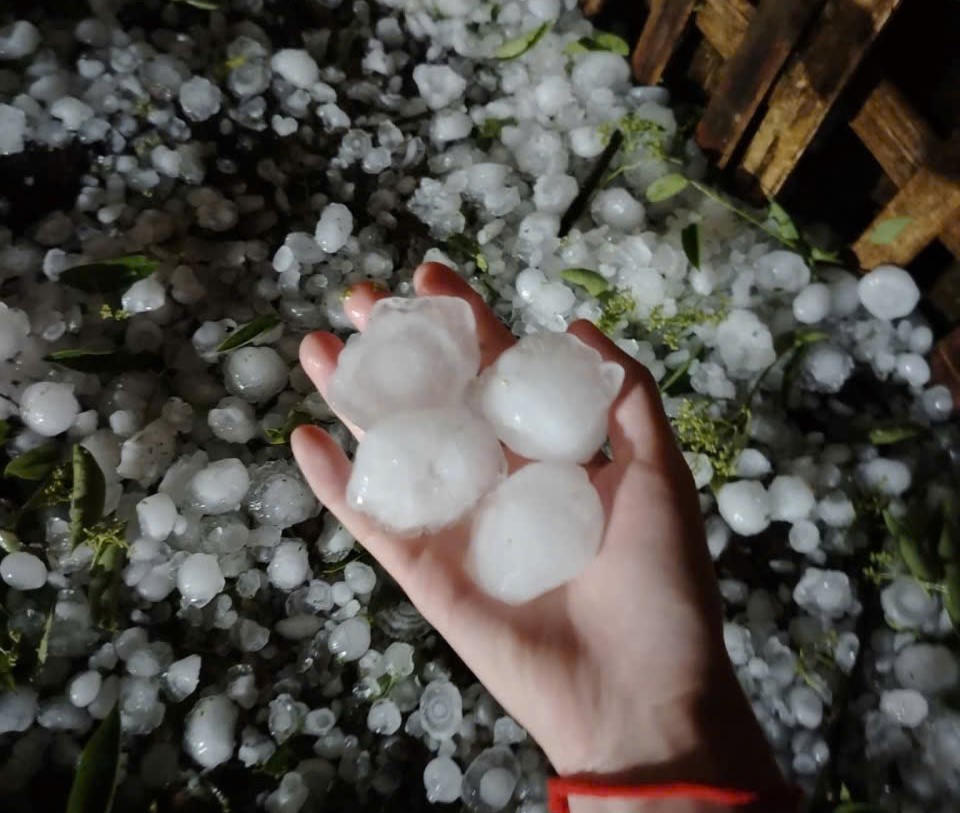 Nhi&ecirc;̀u vi&ecirc;n đá có đường kính 5-7cm&nbsp;