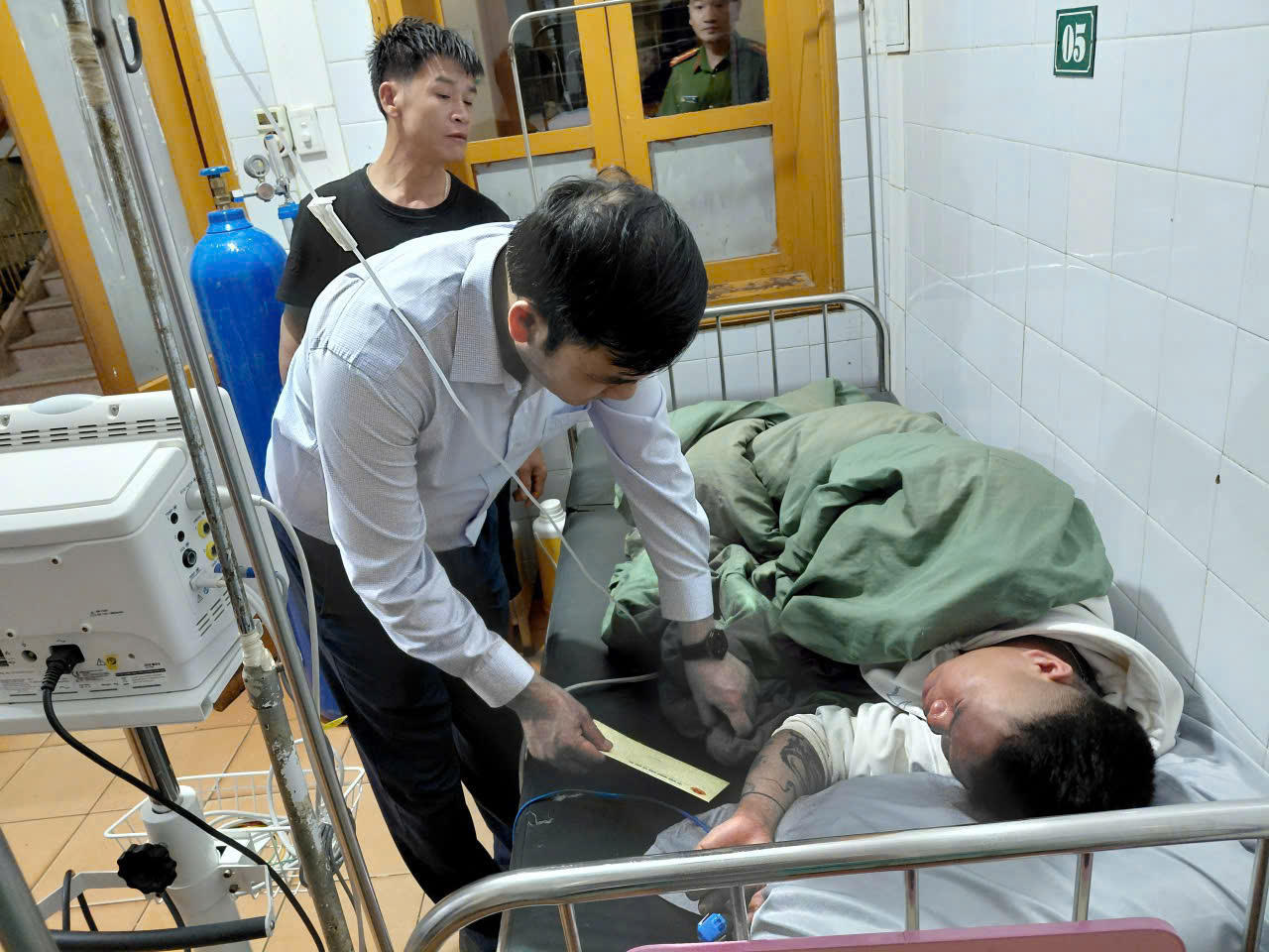 Lãnh đạo xã Bắc Hà trực tiếp xuống cơ sở kiểm tra, nắm t&igrave;nh h&igrave;nh thiệt hại tại c&aacute;c khu vực bị ảnh hưởng, đ&ocirc;̀ng thời thăm hỏi, động vi&ecirc;n các nạn nh&acirc;n