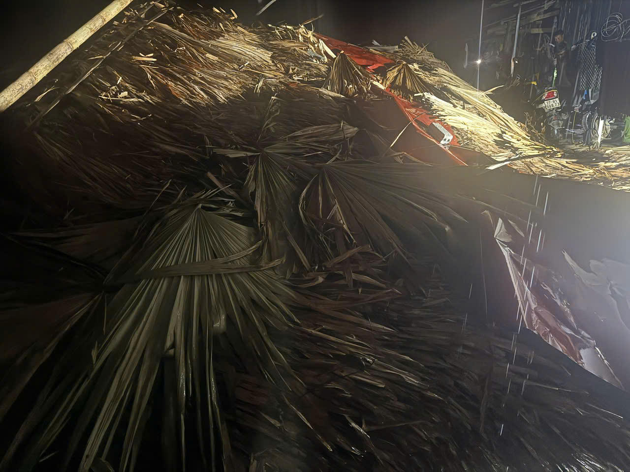 Mưa đá làm sập nh&agrave; s&agrave;n tại th&ocirc;n C&ocirc;̀ D&ecirc;̀ Chải khi&ecirc;́n 4 người bị thương.