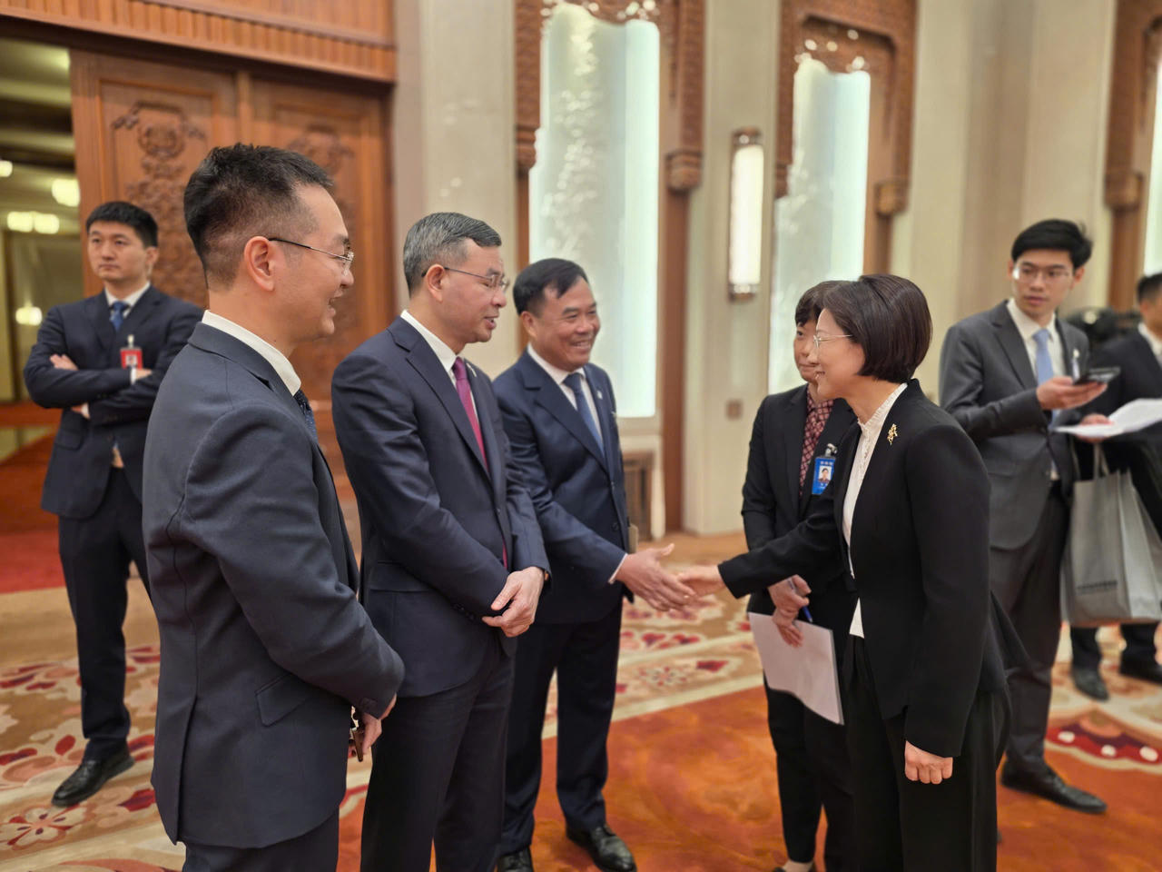 Bộ trưởng Bộ T&agrave;i ch&iacute;nh Ng&ocirc; Văn Tuấn v&agrave; Cục trưởng Cục Hải quan Nguyễn Văn Thọ gặp đồng ch&iacute; T&ocirc;n Mai Qu&acirc;n b&ecirc;n lề Lễ k&yacute; kết.