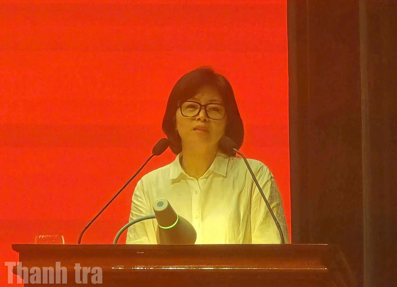 Nh&agrave; b&aacute;o Lương Thị V&acirc;n Anh chia sẻ kinh nghiệm s&aacute;ng t&aacute;c t&aacute;c phẩm ch&iacute;nh luận tại Hội nghị. Ảnh: thanh tra.com.vn