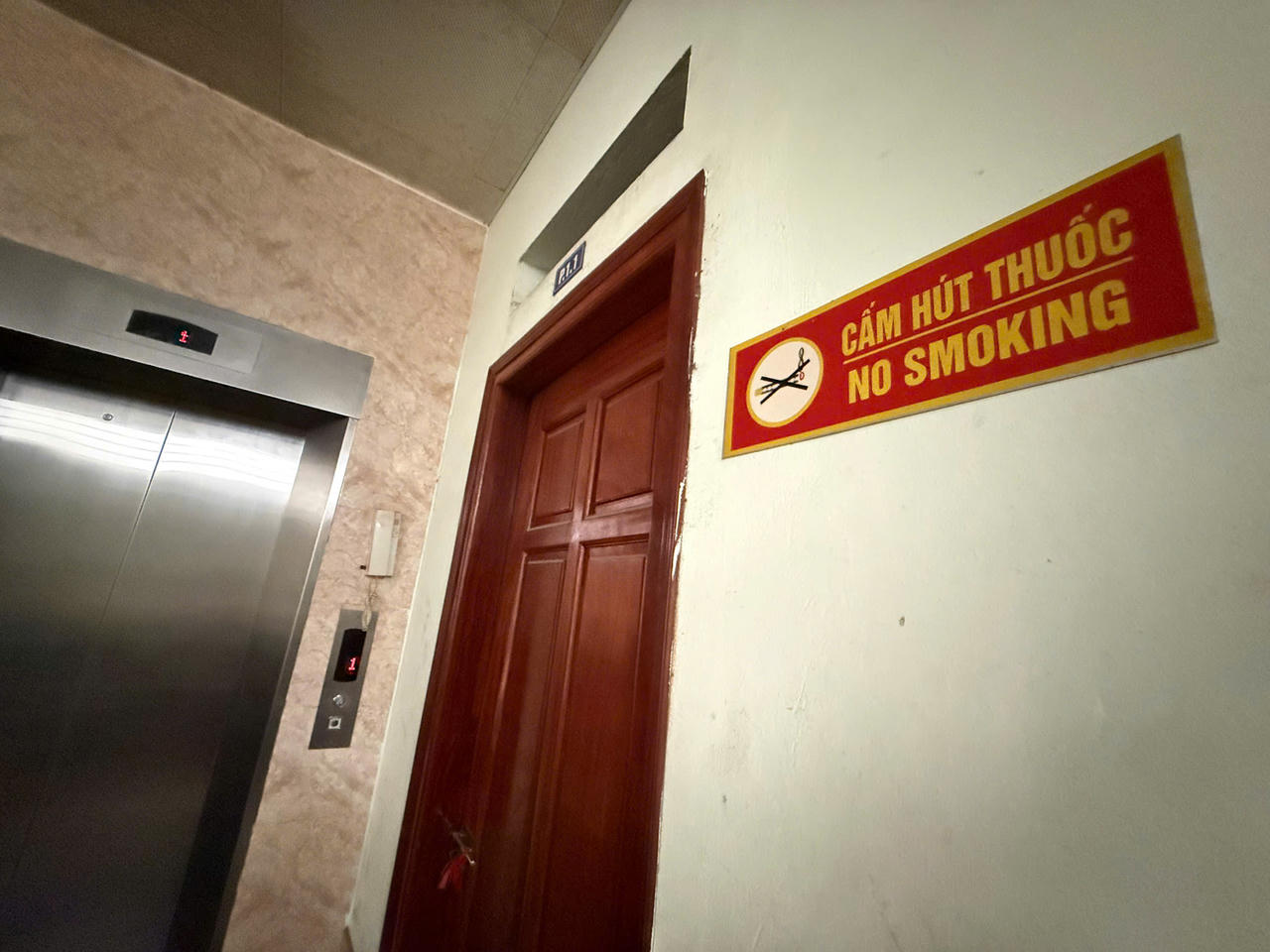 Theo chị Tươi, tại khu chung cư, d&ugrave; biển cấm h&uacute;t thuốc được treo ngay lối ra v&agrave;o t&ograve;a nh&agrave;, ở vị tr&iacute; kh&aacute; dễ nh&igrave;n, nhưng t&igrave;nh trạng h&uacute;t thuốc vẫn diễn ra. Nhiều người dường như kh&ocirc;ng mấy để &yacute;, hoặc c&oacute; thấy quy định nhưng vẫn bỏ qua, khiến m&ugrave;i kh&oacute;i thuốc tiếp tục len v&agrave;o kh&ocirc;ng gian sống chung của cư d&acirc;n. (Ảnh: NVCC).