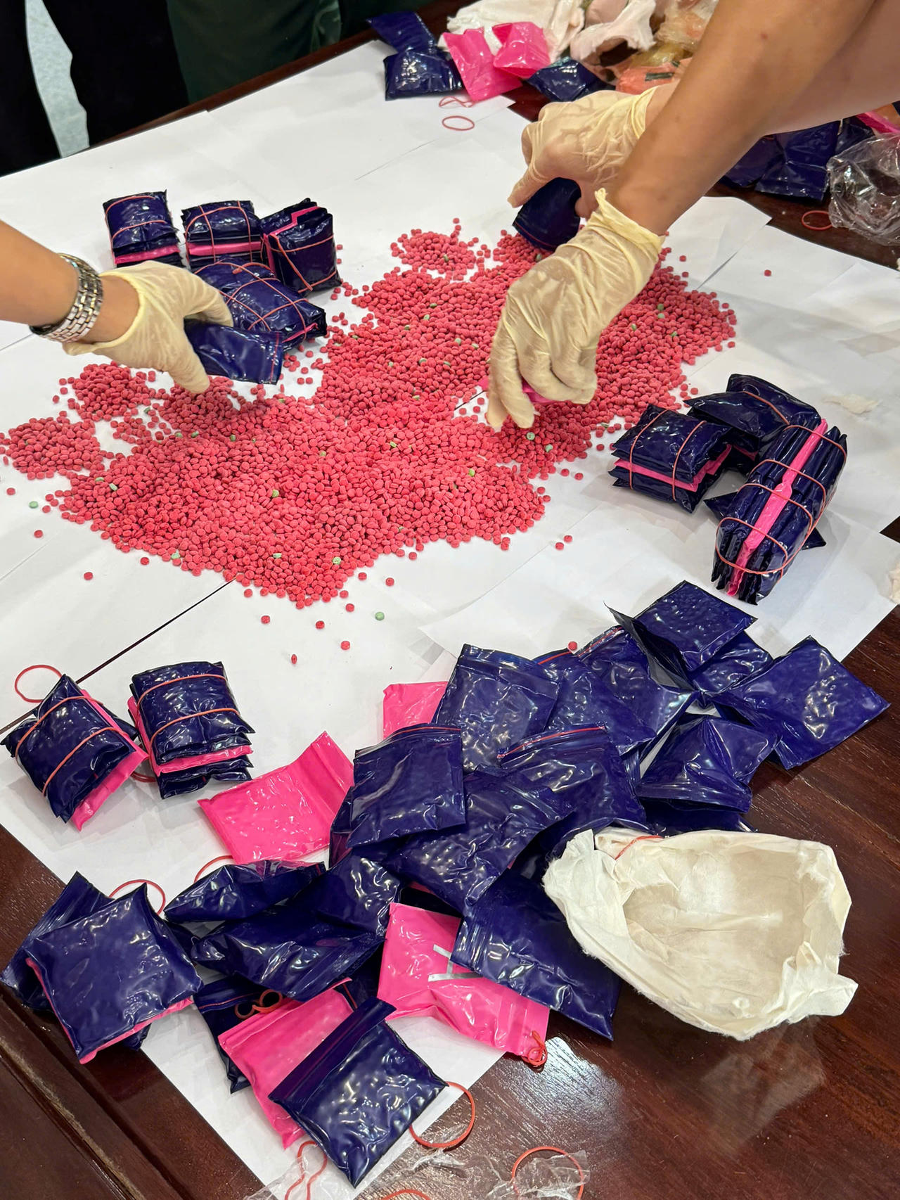 Tang vật 24.000 vi&ecirc;n ma t&uacute;y tổng hợp (thuốc lắc).