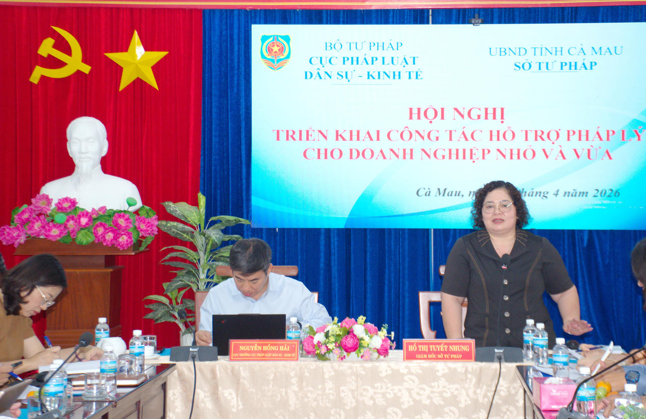 B&agrave; Hồ Thị Tuyết Nhung &ndash; Gi&aacute;m đốc Sở Tư ph&aacute;p C&agrave; Mau, ph&aacute;t biểu tại Hội nghị.