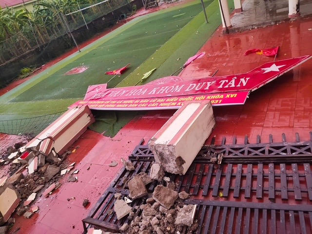 Cổng nh&agrave; văn h&oacute;a th&ocirc;n Duy T&acirc;n bị hư hỏng nặng, mức độ thiệt hại tr&ecirc;n 70%, ước t&iacute;nh khoảng 20 triệu đồng.