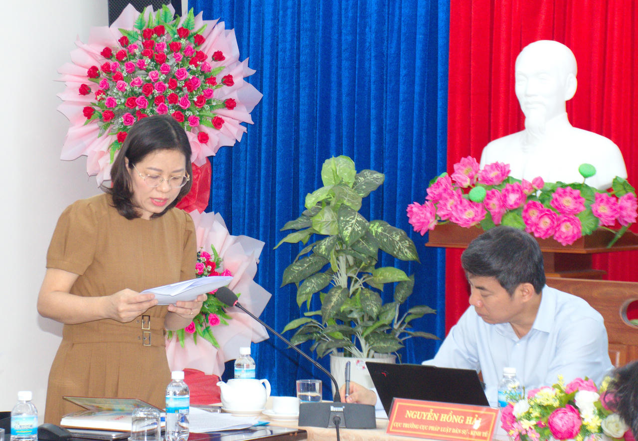 B&agrave; Nguyễn Thị Thu Ho&agrave;i &ndash; Trưởng ph&ograve;ng Ph&aacute;p luật doanh nghiệp, lao động, an sinh x&atilde; hội v&agrave; Tổng hợp (Cục Ph&aacute;p luật d&acirc;n sự - kinh tế - Bộ Tư ph&aacute;p) b&aacute;o c&aacute;o tại Hội nghị.