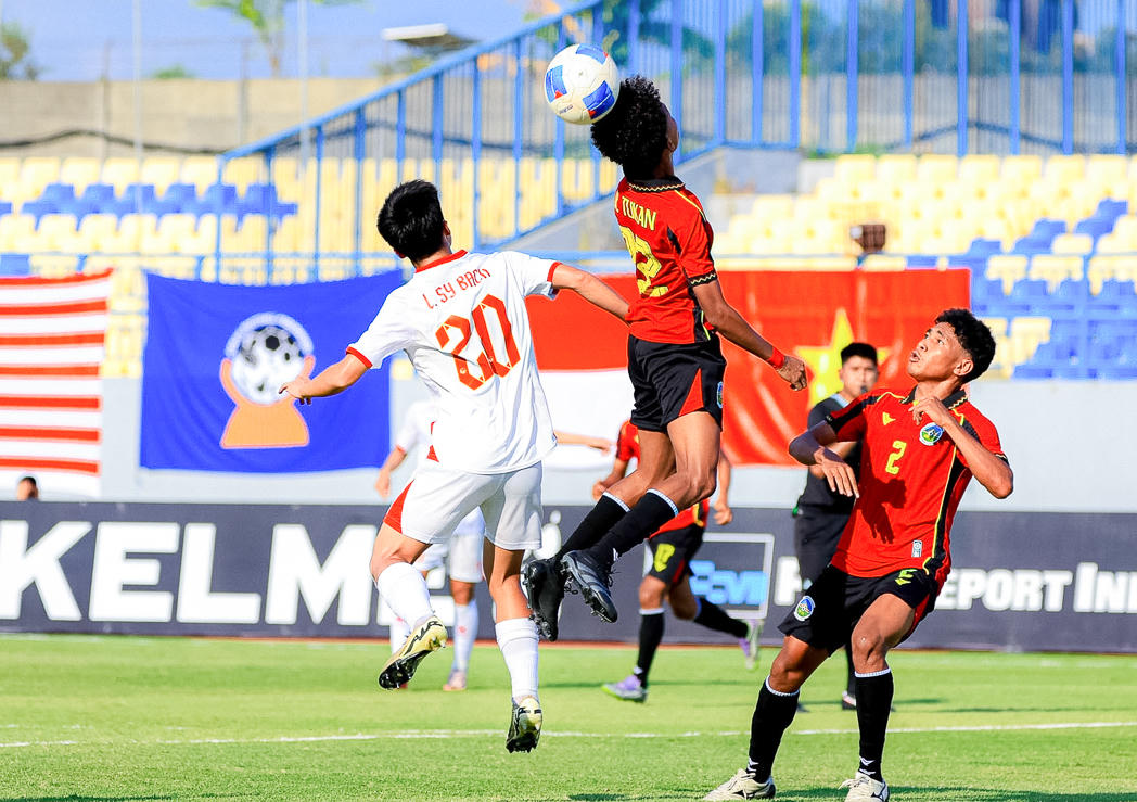 C&aacute;c cầu thủ Timor Leste kh&ocirc;ng phải l&agrave; đối thủ của U17 Việt Nam