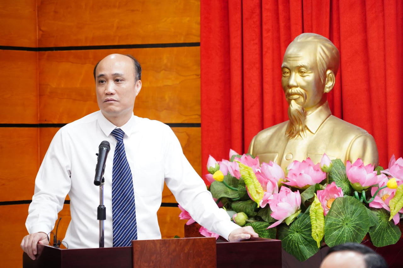 PGS.TS. T&ocirc; Văn H&ograve;a, Hiệu trưởng Trường Đại học Luật H&agrave; Nội ph&aacute;t biểu khai mạc.