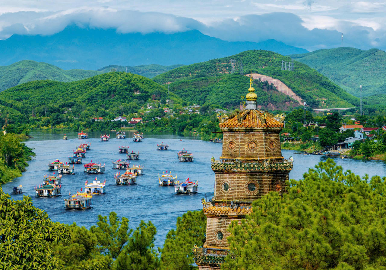 Chạy qua Ch&ugrave;a Thi&ecirc;n Mụ l&agrave; một trải nghiệm độc đ&aacute;o tại Kim Long Jogging 2026