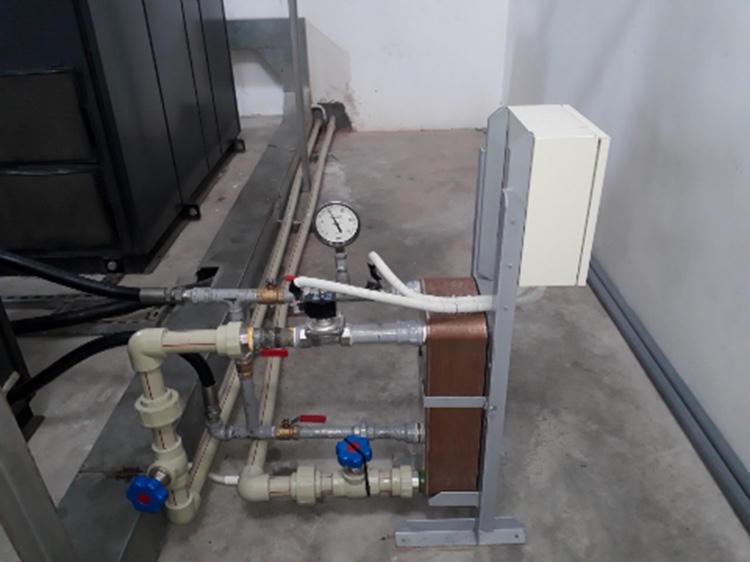 M&ocirc; h&igrave;nh thu hồi nhiệt từ m&aacute;y n&eacute;n kh&iacute; l&agrave;m n&oacute;ng nước sinh hoạt, gi&uacute;p giảm lượng điện ti&ecirc;u thụ tại một c&ocirc;ng ty may