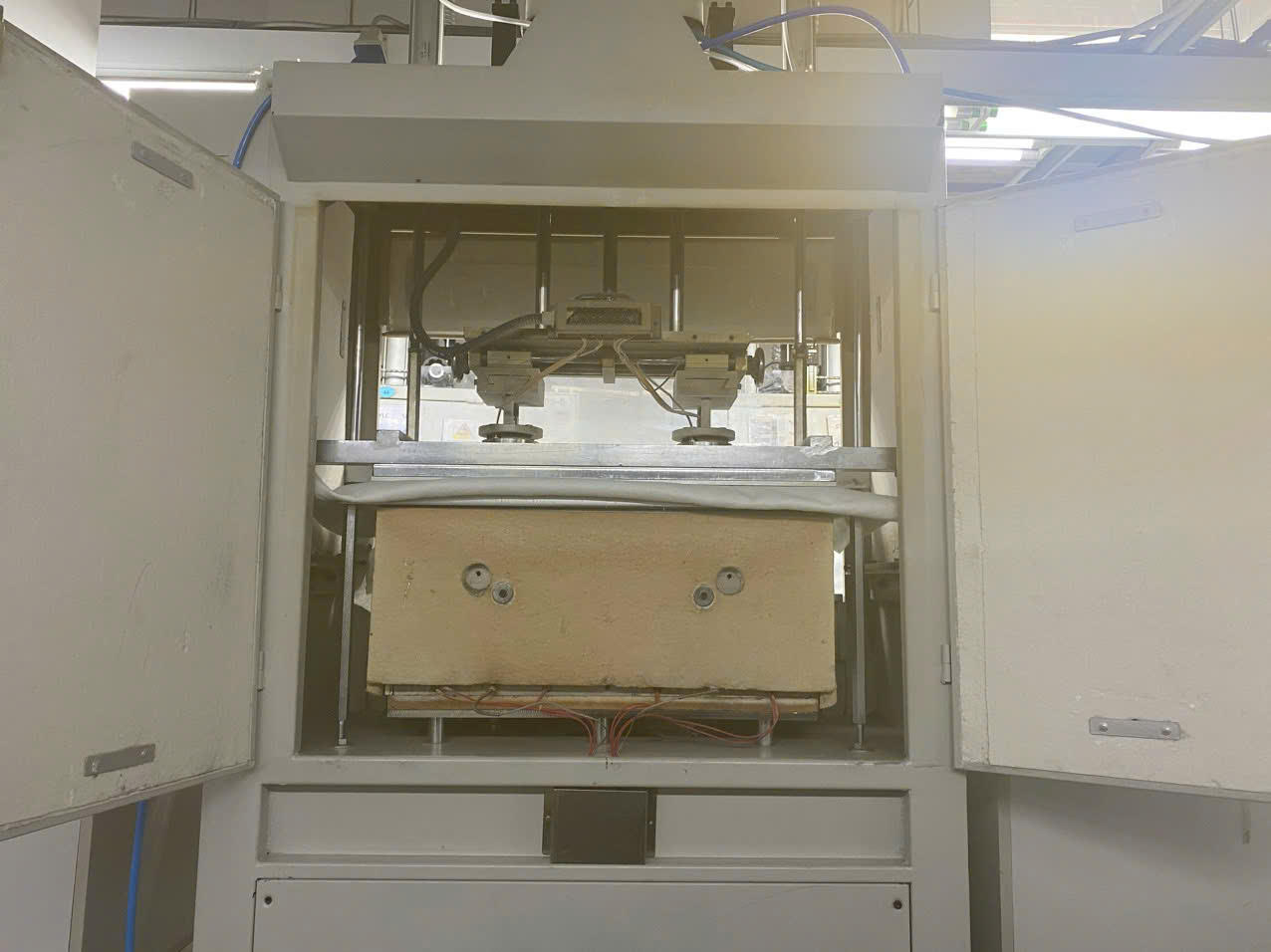 Chỉ h&agrave;nh động đơn giản sử dụng bọc bảo &ocirc;n m&aacute;y moulding gi&uacute;p tiết kiệm 2kWh/m&aacute;y/ng&agrave;y