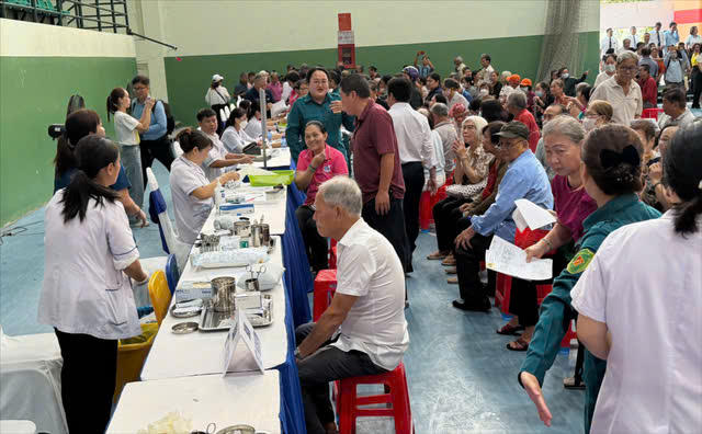 Người cao tuổi đến kh&aacute;m tầm so&aacute;t tim mạch, tiểu đường do Bệnh viện Nh&acirc;n d&acirc;n 115 tổ chức (Ảnh: Cổng th&ocirc;ng tin TP HCM).