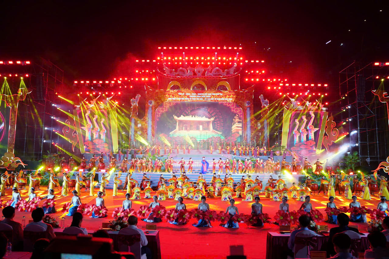 Chương tr&igrave;nh nghệ thuật đặc biệt &ldquo;Linh thi&ecirc;ng nguồn cội - Đất Tổ H&ugrave;ng Vương&rdquo; được d&agrave;n dựng c&ocirc;ng phu, quy m&ocirc; lớn .Ảnh: Ngọc Ph&uacute;c