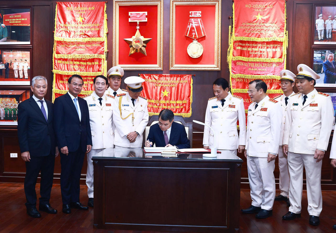 Thủ tướng L&ecirc; Minh Hưng viết Sổ v&agrave;ng truyền thống của Cục Cảnh s&aacute;t h&igrave;nh sự.