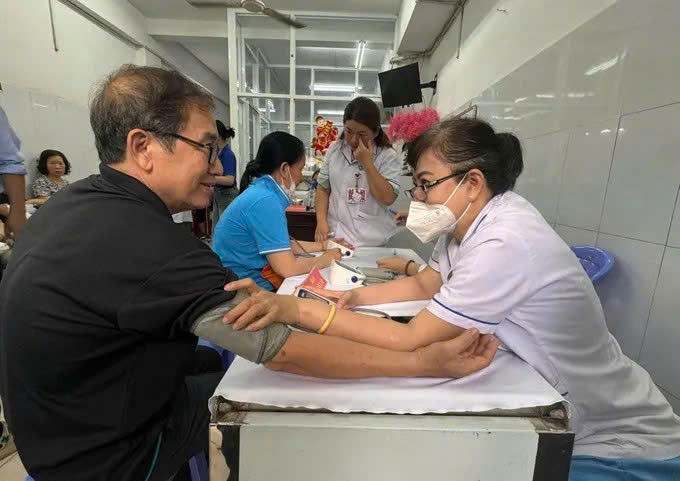 Người d&acirc;n được thăm kh&aacute;m sức khỏe tại trạm y tế phường B&igrave;nh Ph&uacute; (Ảnh: Cổng th&ocirc;ng tin Th&agrave;nh ủy TP HCM)