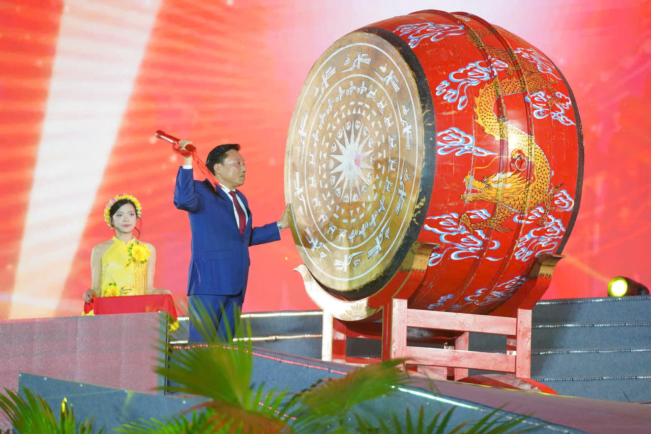 Ph&oacute; Chủ tịch UBND tỉnh Ph&uacute; Thọ đ&aacute;nh trống khai mạc&nbsp;Lễ hội Đền H&ugrave;ng v&agrave; Tuần Văn h&oacute;a - Du lịch Đất Tổ năm 2026.&nbsp;Ảnh: Ngọc Ph&uacute;c