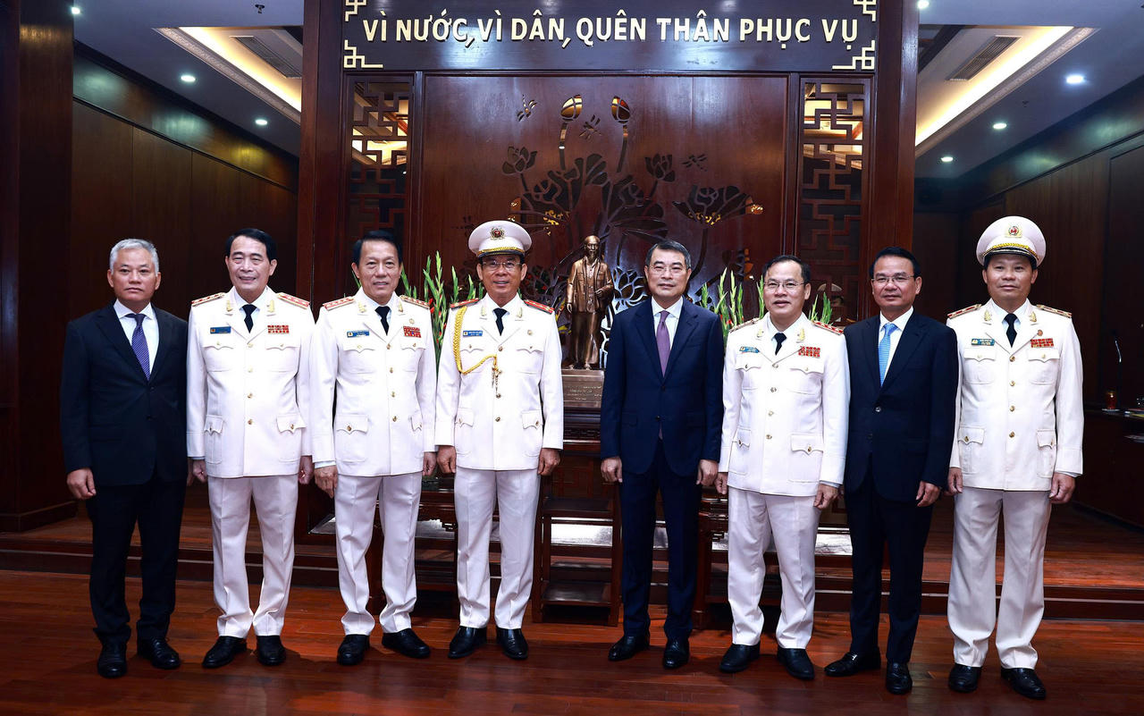 Thủ tướng L&ecirc; Minh Hưng chụp ảnh lưu niệm với đại biểu kh&aacute;ch mời, c&aacute;c đồng ch&iacute; l&atilde;nh đạo Bộ C&ocirc;ng an, đại diện l&atilde;nh đạo Cục Cảnh s&aacute;t h&igrave;nh sự tại Ph&ograve;ng truyền thống Cục Cảnh s&aacute;t h&igrave;nh sự.