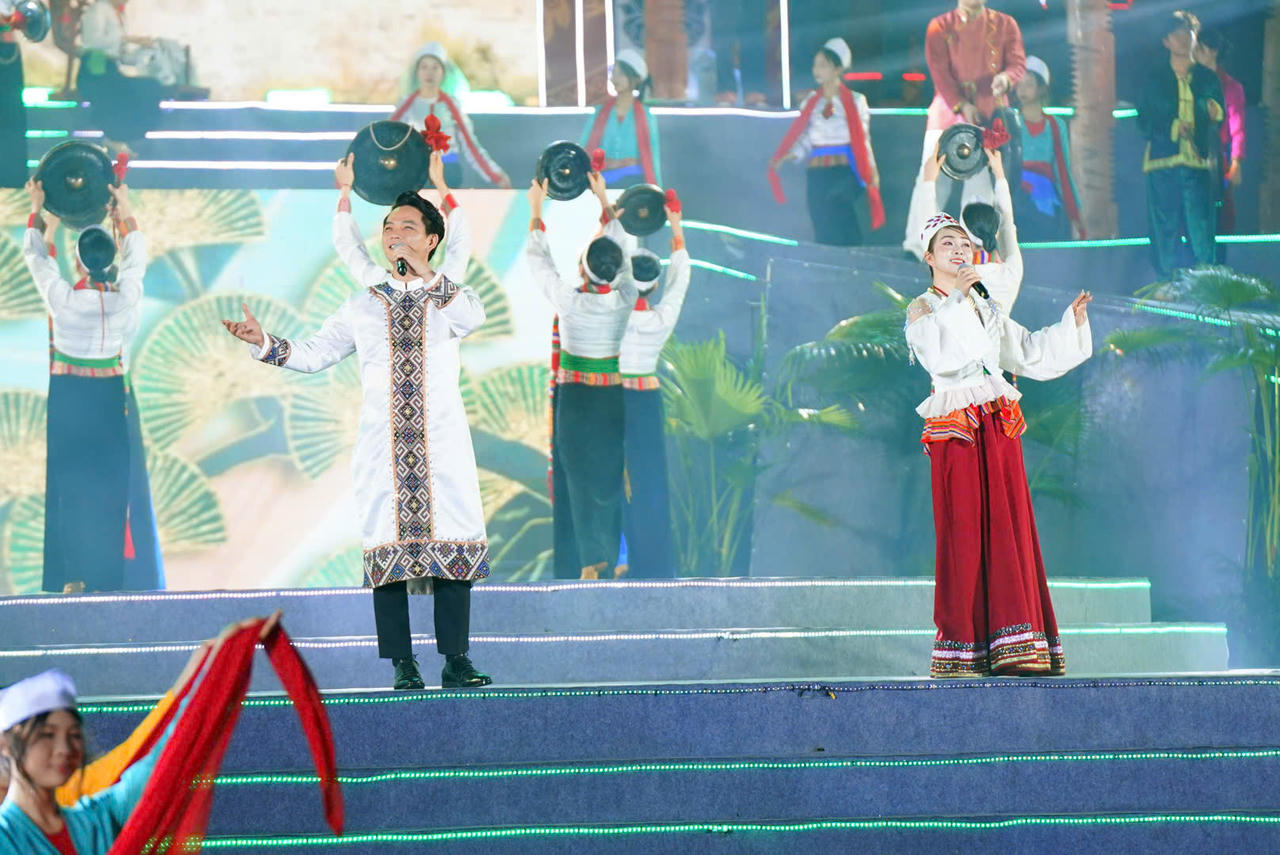 Chương tr&igrave;nh quy tụ đ&ocirc;ng đảo nghệ sĩ, nghệ nh&acirc;n v&agrave; lực lượng biểu diễn chuy&ecirc;n nghiệp, với sự tham gia của c&aacute;c nghệ sĩ t&ecirc;n tuổi.&nbsp;Ảnh: Ngọc Ph&uacute;c