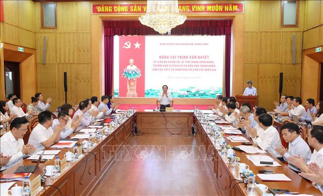 Trưởng Ban Tuy&ecirc;n gi&aacute;o v&agrave; D&acirc;n vận Trung ương Trịnh Văn Quyết l&agrave;m việc với 5 cơ quan b&aacute;o ch&iacute; chủ lực quốc gia. Ảnh: TTXVN