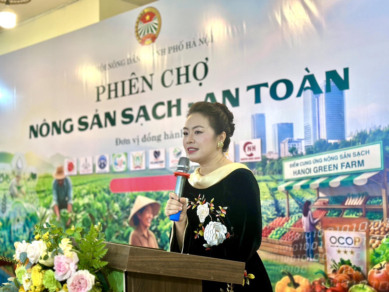 B&agrave; L&ecirc; Nguyễn Thi&ecirc;n Nga, Viện trưởng Viện Quản trị Ch&iacute;nh s&aacute;ch v&agrave; Chiến lược ph&aacute;t triển, Chủ tịch s&aacute;ng lập mạng lưới chuy&ecirc;n gia Vietnam Startup Ecosystem ph&aacute;t biểu tại chương tr&igrave;nh.
