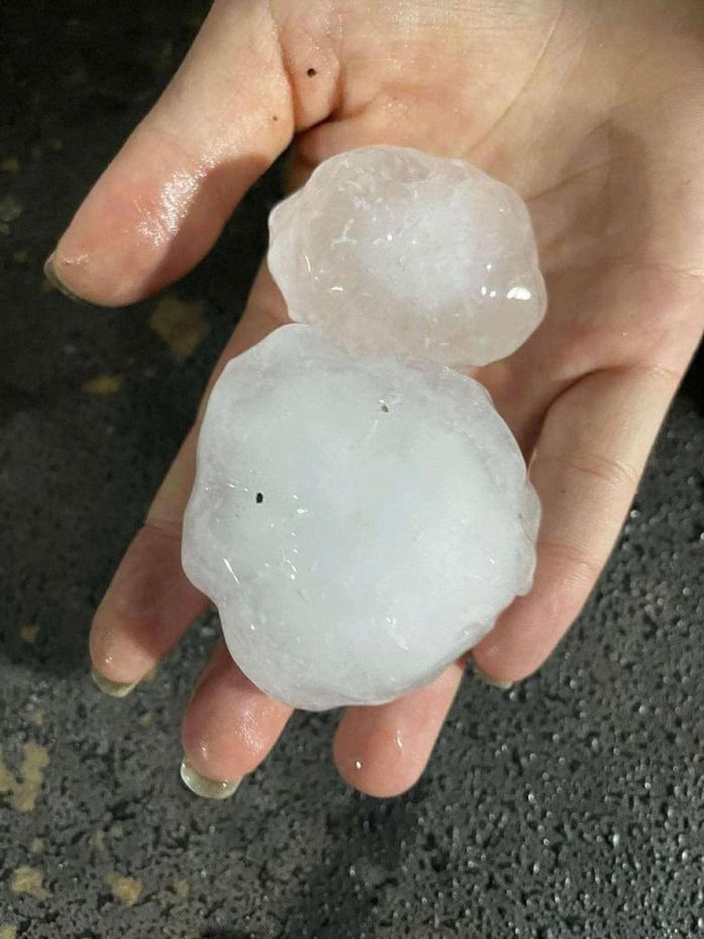 Mưa đá, dông lốc xuất hiện ở một số xã, phường tỉnh Thanh Hóa