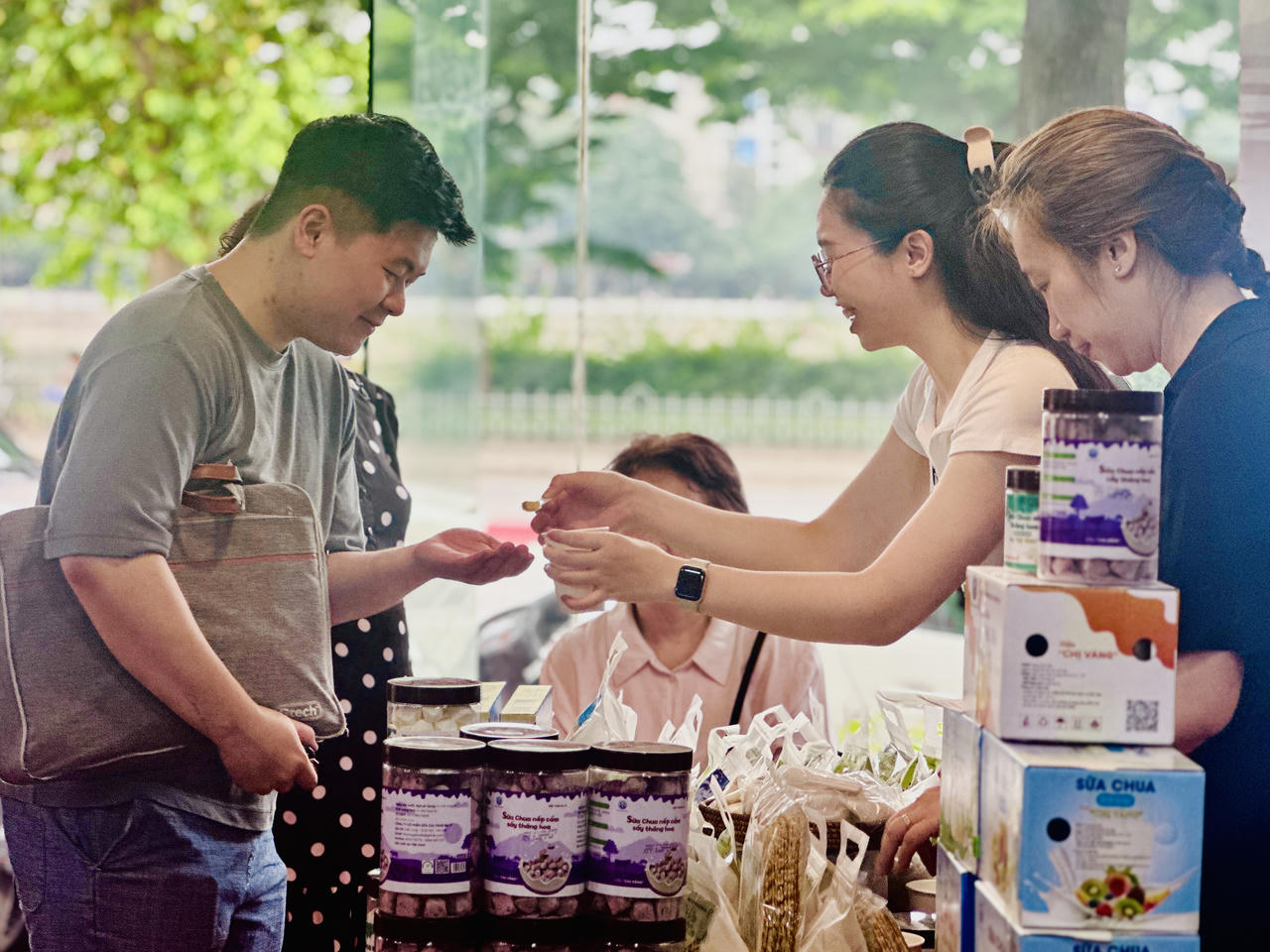 Hàng trăm sản phẩm được giới thiệu tại Phiên chợ Nông sản Hà Nội 2026