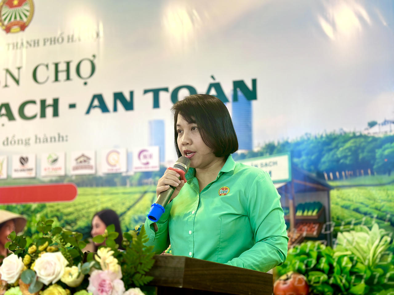 B&agrave; Lưu Thị Thu, Ủy vi&ecirc;n Ban Thường vụ Hội N&ocirc;ng d&acirc;n Th&agrave;nh phố H&agrave; Nội, Ph&oacute; Gi&aacute;m đốc Trung t&acirc;m Hỗ trợ n&ocirc;ng d&acirc;n ph&aacute;t biểu tại chương tr&igrave;nh.