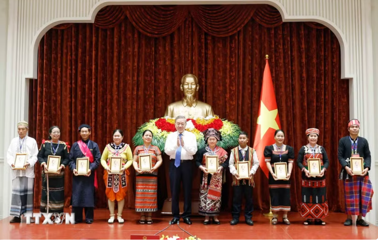 Tổng B&iacute; thư, Chủ tịch nước: Gi&agrave; l&agrave;ng, trưởng bản g&oacute;p phần củng cố khối đại đo&agrave;n kết to&agrave;n d&acirc;n tộc- Ảnh 1.