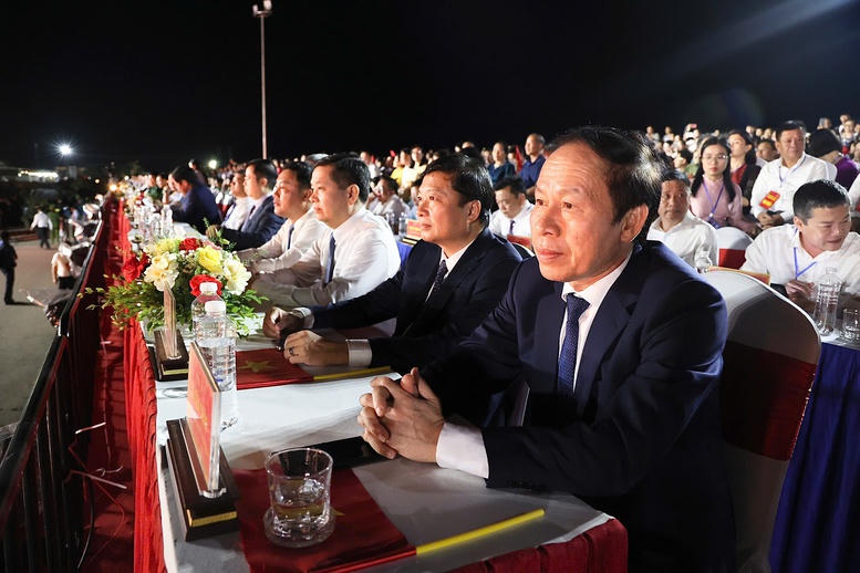 Ph&oacute; Thủ tướng Ch&iacute;nh phủ L&ecirc; Tiến Ch&acirc;u dự Chương tr&igrave;nh 'Bản h&ugrave;ng ca tr&ecirc;n s&ocirc;ng'- Ảnh 1.