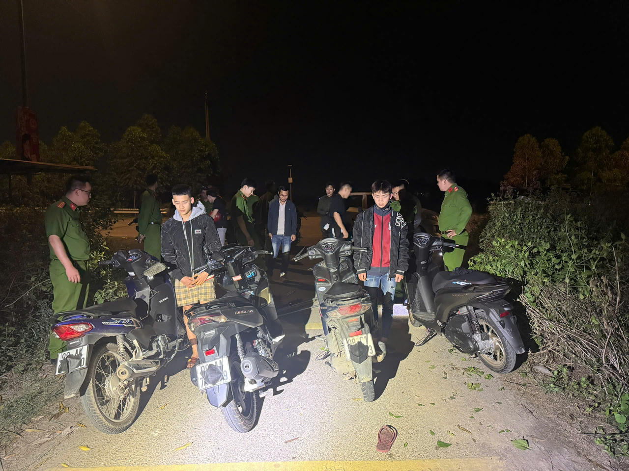 Ph&ograve;ng Cảnh s&aacute;t h&igrave;nh sự C&ocirc;ng an tỉnh Bắc Ninh xử l&yacute; nh&oacute;m đối tượng thanh thiếu ni&ecirc;n tụ tập, đem theo dao phớ g&acirc;y mất ANTT. Ảnh CAND