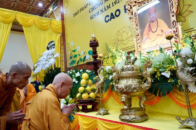 Trưởng l&atilde;o H&ograve;a thượng Th&iacute;ch Thiện Nhơn, đảnh lễ Gi&aacute;c linh Trưởng l&atilde;o H&ograve;a thượng Th&iacute;ch Thanh Dục. (Ảnh: giacngo.vn).