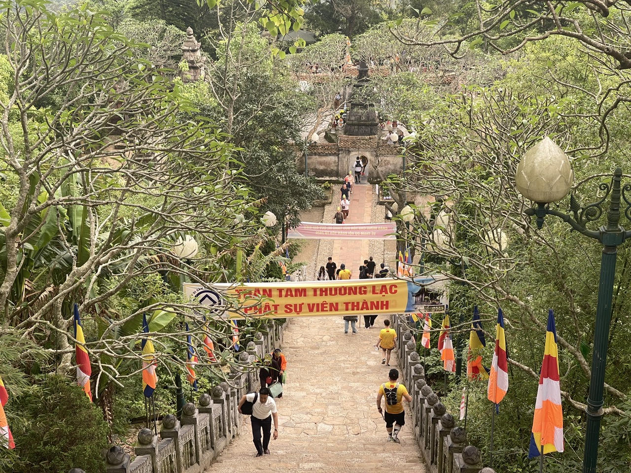 Qua am Thung, vận động vi&ecirc;n sẽ tiếp tục tới Th&aacute;c Bạc, v&agrave; dần bắt v&agrave;o cung đường leo quen thuộc. Tại ch&ugrave;a Một M&aacute;i, vận động vi&ecirc;n của 2 cự ly sẽ chia tay nhau ở đ&acirc;y, cự ly 8km sẽ rẽ phải l&ecirc;n hướng ch&ugrave;a Một M&aacute;i v&agrave; tiếp tục con đường leo với bậc thang đ&aacute; l&ecirc;n Tượng Phật Ho&agrave;ng v&agrave; Ch&ugrave;a Đồng, c&ograve;n cự ly 5km sẽ đi thẳng đến tới ch&ugrave;a Hoa Y&ecirc;n.