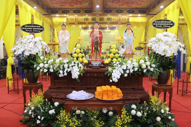 Kh&ocirc;ng kh&iacute; trang nghi&ecirc;m, x&uacute;c động tại lễ viếng.