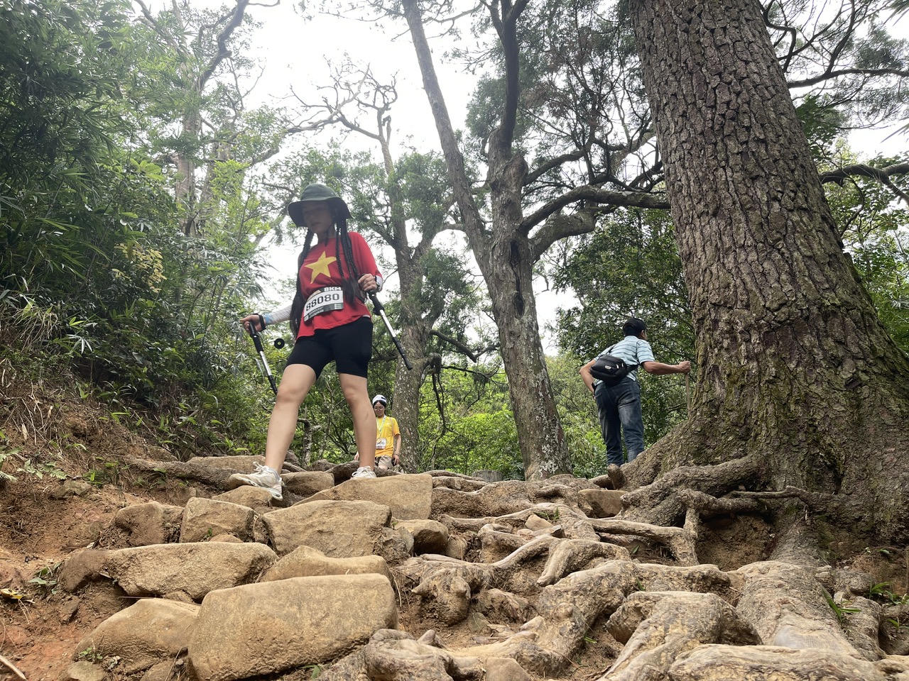 Hơn 1.000 runner Chinh phục đỉnh Phù Vân