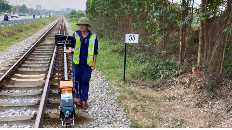 Mở rộng đường ray, bảo đảm an to&agrave;n cho chuy&ecirc;n xa. Ảnh: B&aacute;o Nh&acirc;n d&acirc;n