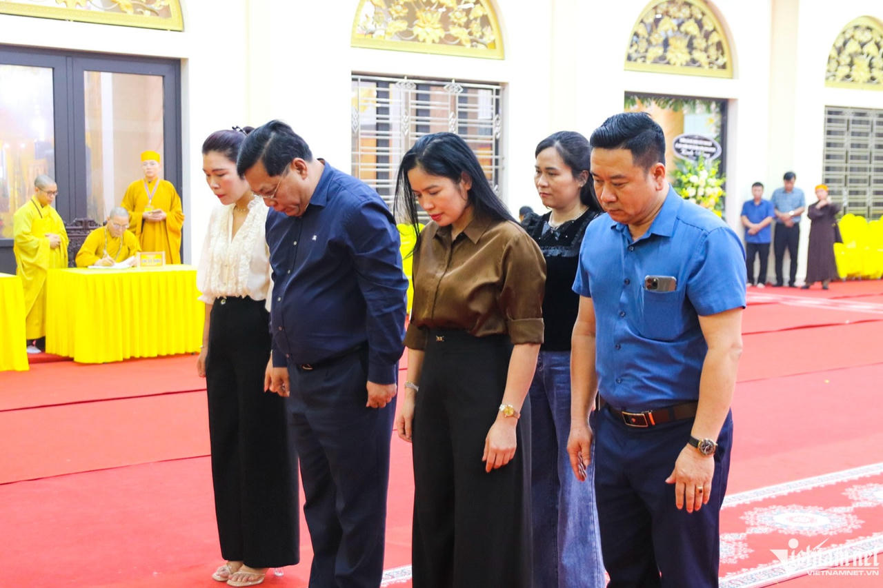 Đo&agrave;n Bộ D&acirc;n tộc v&agrave; T&ocirc;n gi&aacute;o do Thứ trưởng Nguyễn Hải Trung l&agrave;m trưởng đo&agrave;n đến d&acirc;ng hương v&agrave; k&iacute;nh viếng Trưởng l&atilde;o H&ograve;a thượng. (Ảnh: Vietnamnet).